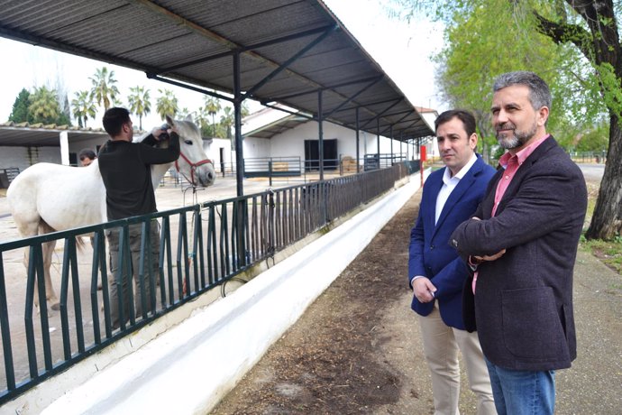 Sánchez (dcha.) y López visitan el Centro Agropecuario