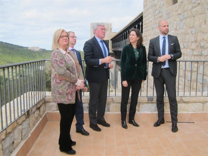  Fernández De Moya Y Ángeles Alarcó, En El Parador                              