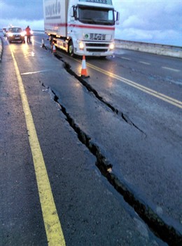 Grieta en la N-330, en Monrepós