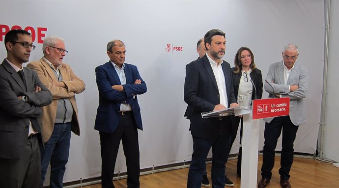El diputado PSOE Joaquín López  con miembros Pluaralia                
