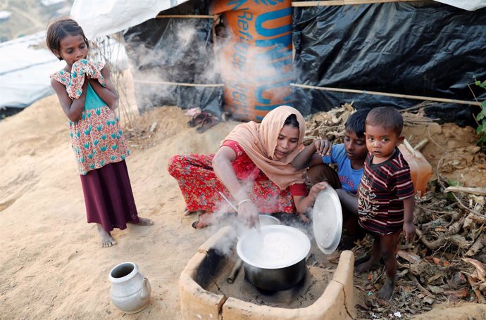 Refugiada de Rohingya cocina en el campamento de refugiados de Bangladesh