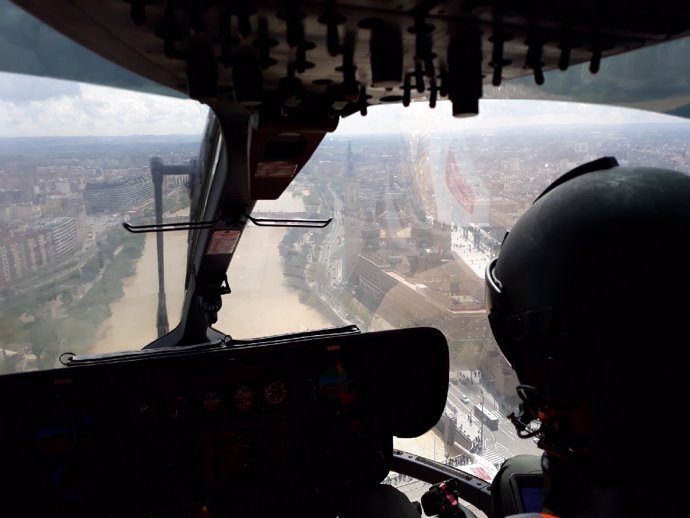 Un helicóptero de la Guardia Civil sobrevolando hoy el Ebro en Zaragoza