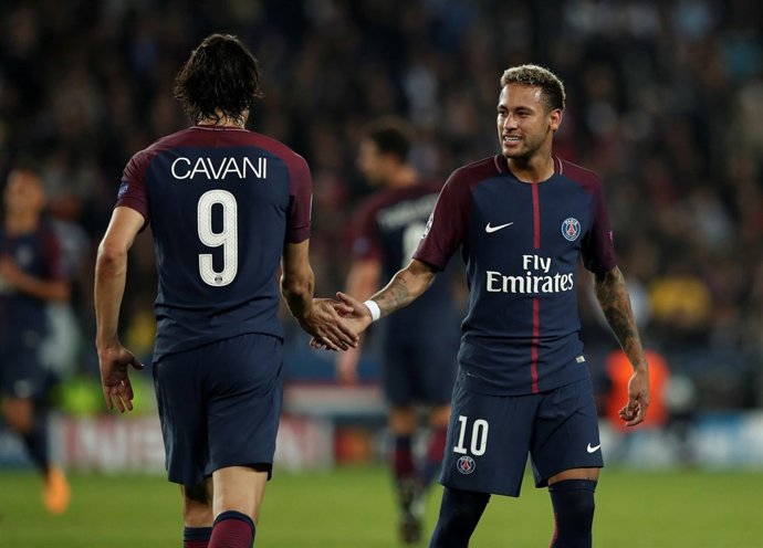 Edinson Cavani y Neymar Junior se dan la mano