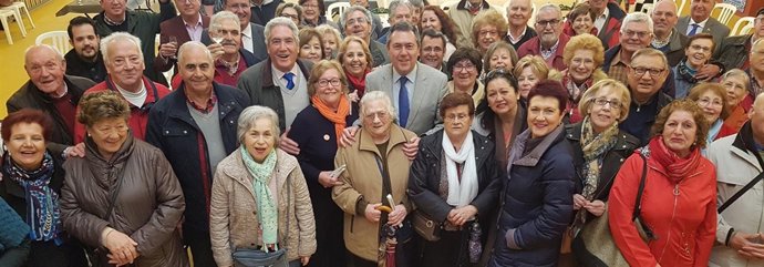 El alcalde de Sevilla junto a los mayores inscritos en sorteo para el Alumbrado