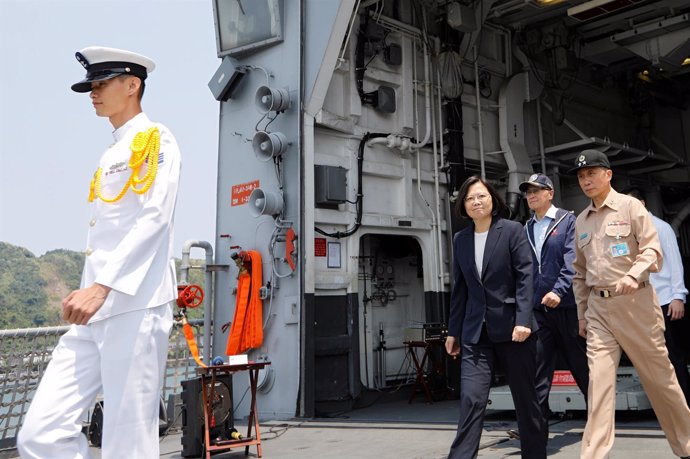La presidenta de Taiwán, Tsai Ing Wen, acude a unos ejercicios navales 