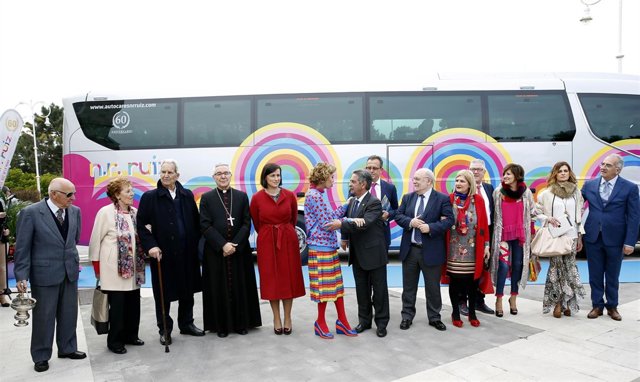 Autoridades junto al autobús