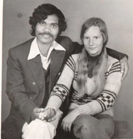 Kumar y Charlotte, matrimonio. Él viajó desde la India a Suecia en bici por amor