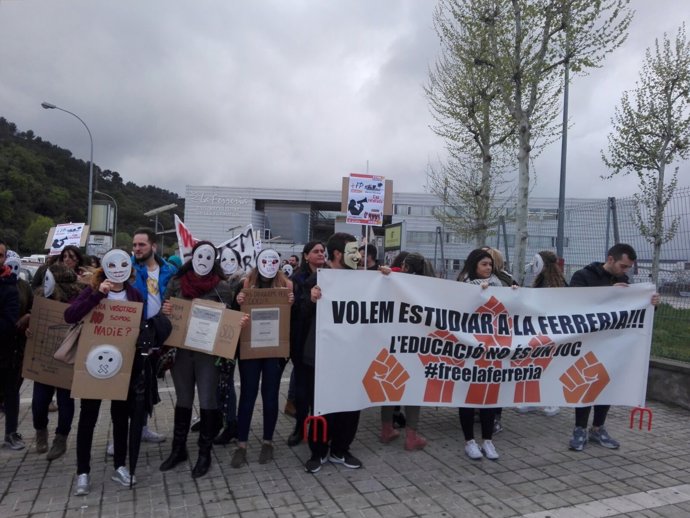 Unas protesta contra el cierre de FP de Documentación Sanitaria de La Ferreria