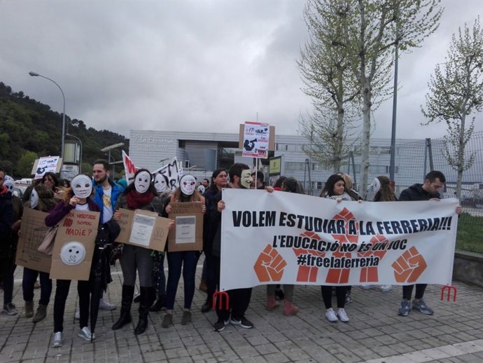 Unes protesta contra el tancament de FP de Documentació Sanitària de la Ferreria