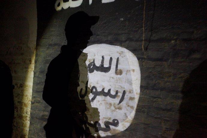 Bandera de Estado Islámico en un muro de Mosul