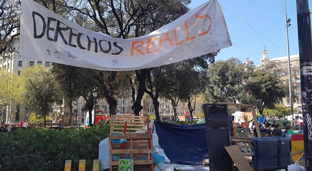 Acampada de personas sin hogar en la plaza Catalunya de Barcelona