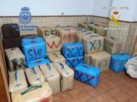 Tres detenidos y 3.300 kilos de hachís intervenidos en dos inmuebles de La Línea