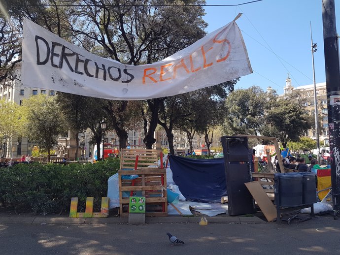 Acampada de persones sense llar a la plaça Catalunya de Barcelona