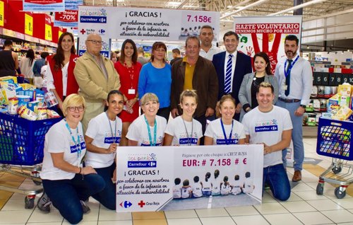 Entrega de los 7.158 euros donados por Carrefour a Cruz Roja en Gran Canaria