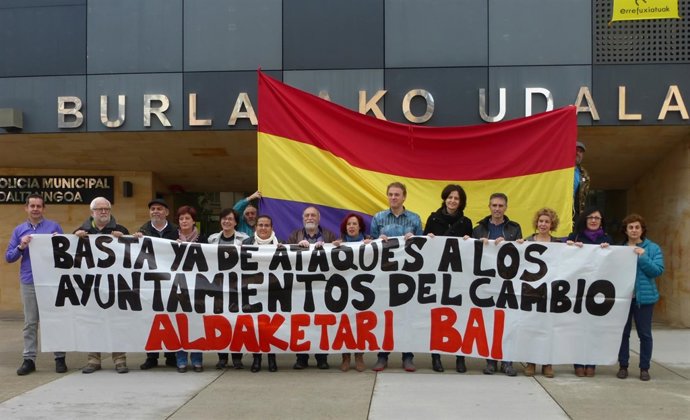 Concentración de alcaldes y concejales en Burlada