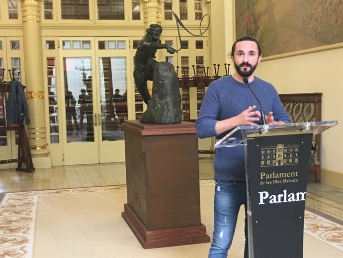 Baltasar Picornell en atril del Parlament