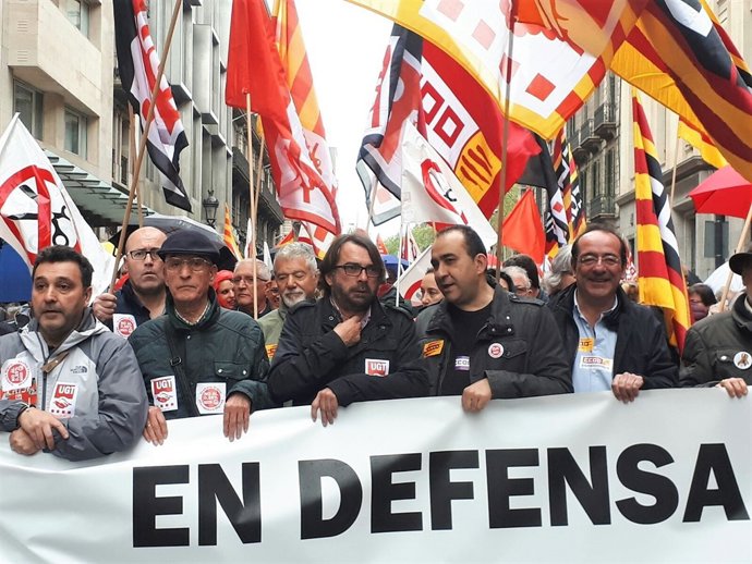 Camil Ros (UGT) i Javier Pacheco (CC.OO.) en una manifestació per les pensions