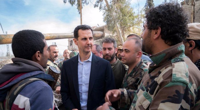 Bashar al Assad junto a militares en Ghuta Oriental