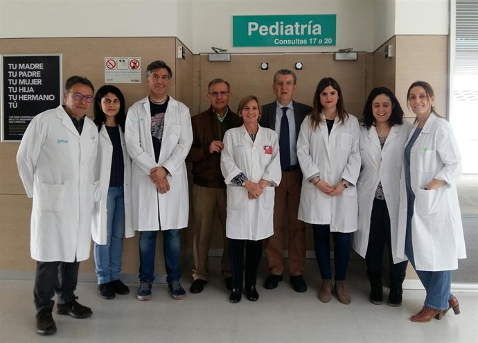 El consejero de Sanidad y personal médico del centro