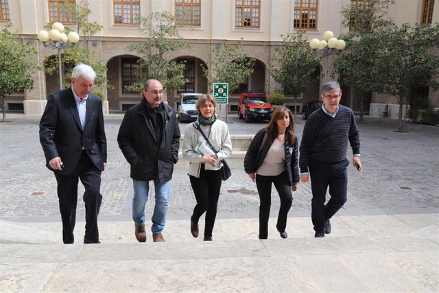 Tejerina (centro) llega a la reunión del CECOP en Zaragoza.