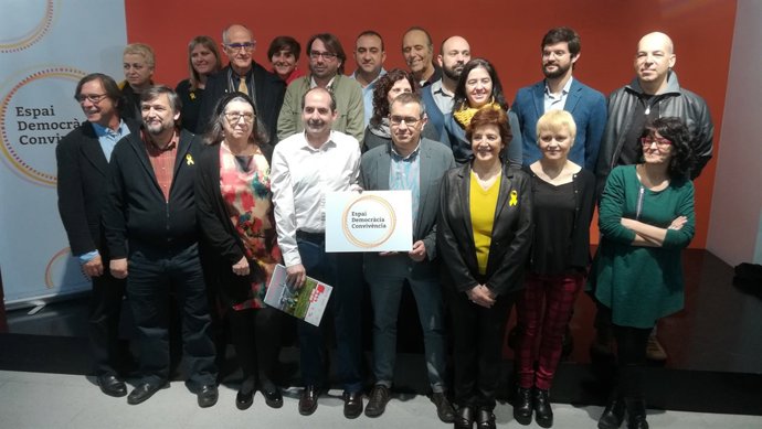 Representants de les entitats impulsores de l'Espai Convivència i Democràcia