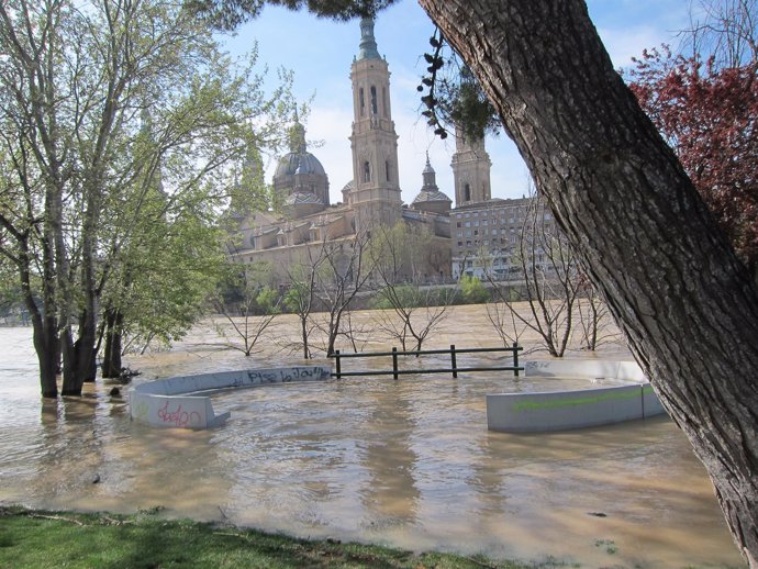 El río Ebro a su paso por la capital aragonesa este sábado