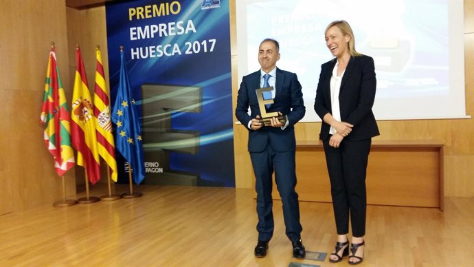 Marta Gastón entrega el premio Empresa Huesca de 2017.