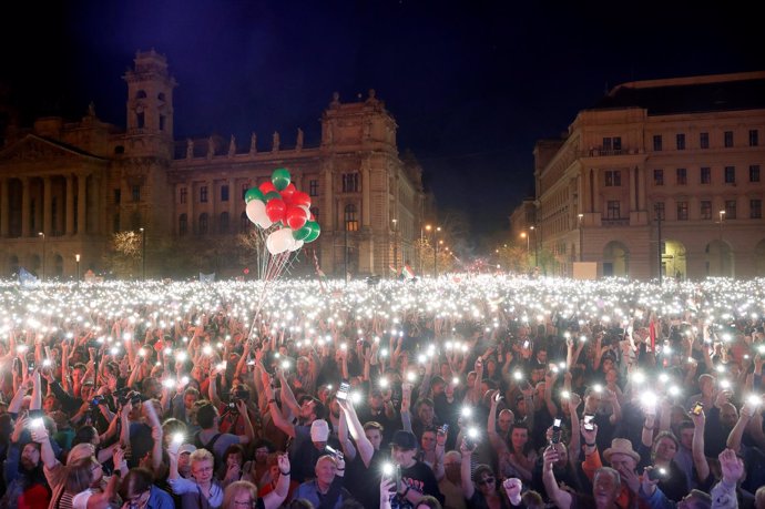 Protesta multitudinaria en Hungría contra Viktor Orban