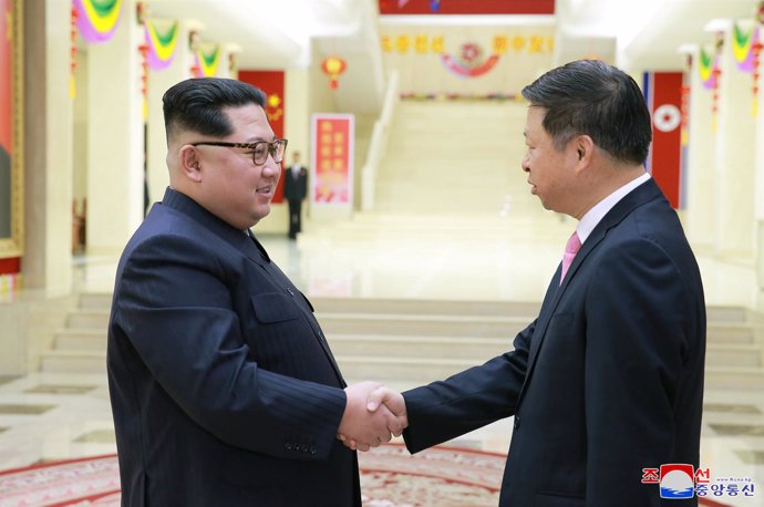 El líder norcoreano, Kim Jong Un, y el emisario chino Song Tao