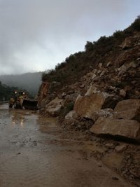 Reabierta con paso alternativo la A-132 después de que un desprendimiento de rocas obligase a cerrar la vía esta madruga