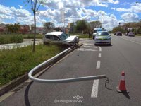 Un conductor ebrio y sin carné pierde el control y colisiona contra una farola en Sevilla