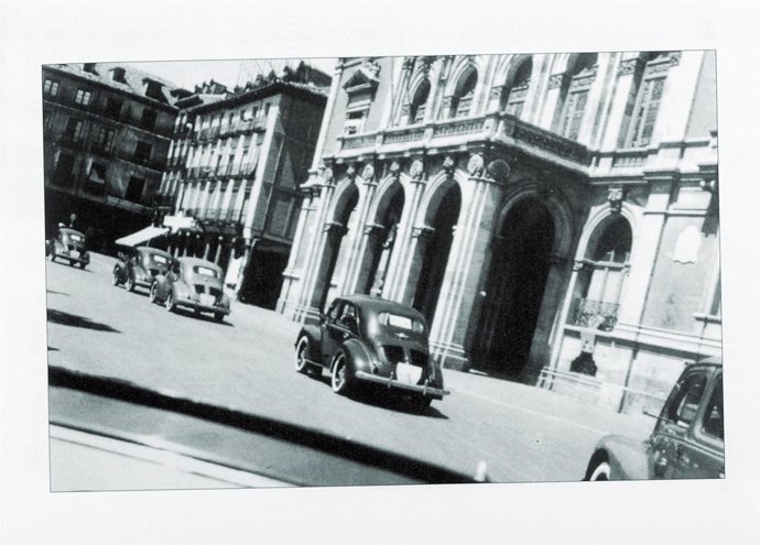 Los primeros Renault 4 CV desfilan por la Plaza Mayor de Valladolid en 1953
