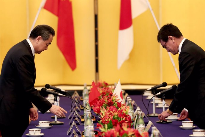 Taro Kono y Wang Yi, ministros de Exteriores de Japón y China