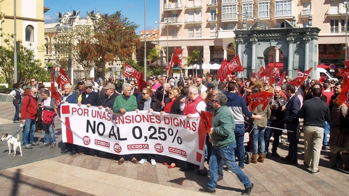 Concentración por unas "pensiones dignas" en Ceuta     