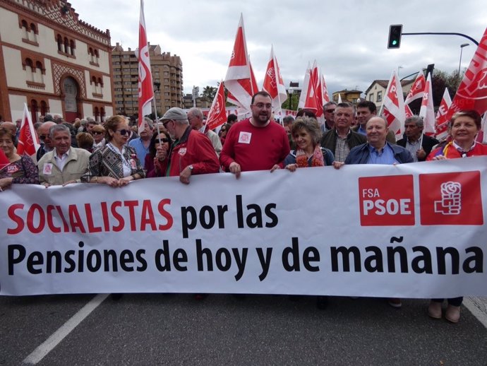Adrián Barbón en la manifestación en defensa de las pensiones.