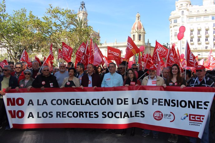 Pensionistas y sindicatos en la manifestación