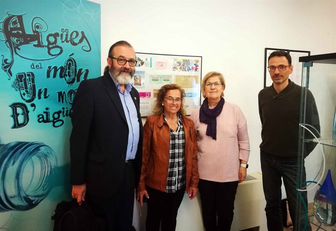 Joan Anton Abellán dóna la seva col·lecció d'etiquetes al Museu de l'Aigua