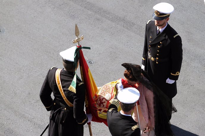 Jura de bandera Málaga portaviones Juan Carlos I 526 civiles beso España