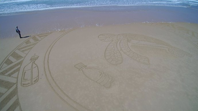Tortuga dibujada en la arena de la playa Sancti Petri