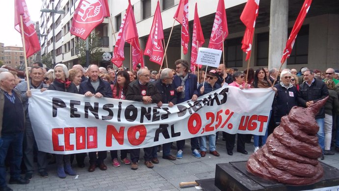 Concentración de UGT y CCOO para reclamar "pensiones dignas"