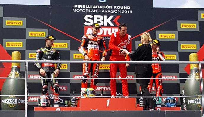 Gastón entrega los trofeos en el podium del Campeonato de Superbikes 2018.