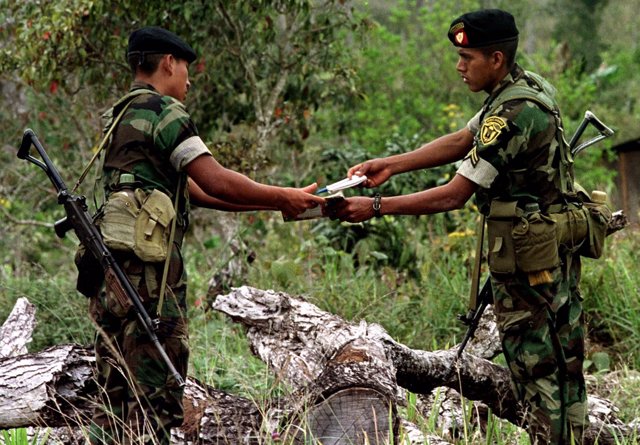 Militares de Guatemala en la frontera con Belice