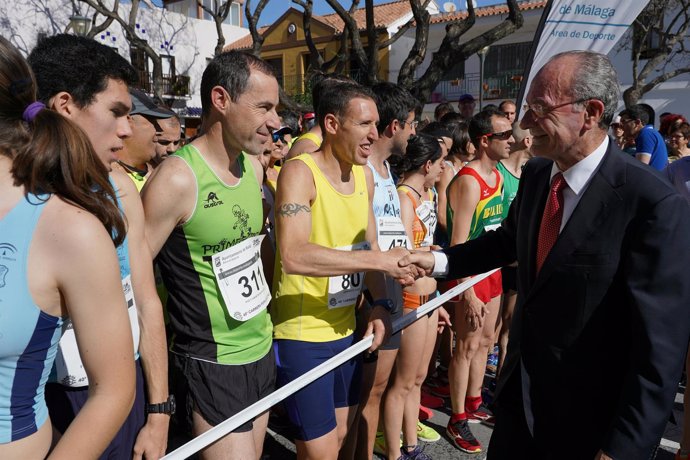 Alcalde Malaga saluda a los participantes en la carrera popular de El Palo