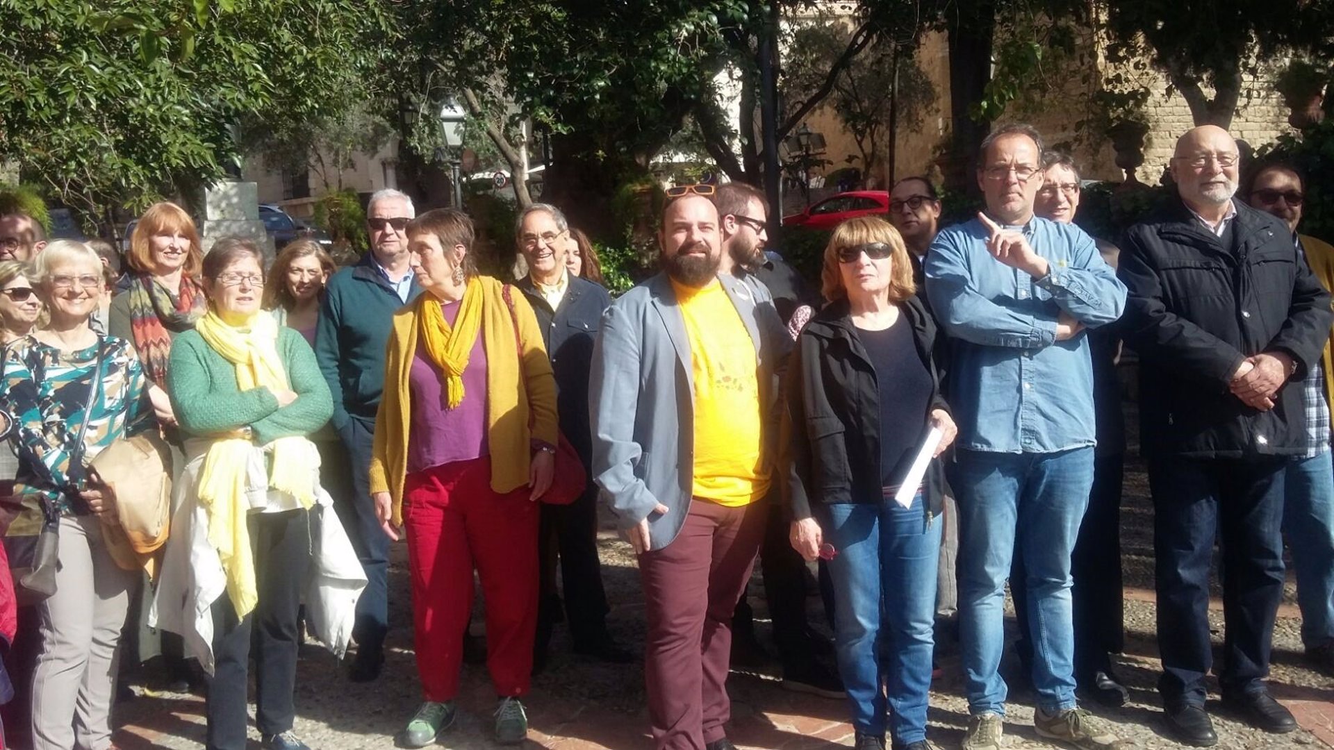 Una treintena de escritores se concentran en Palma a favor de la libertad de expresión