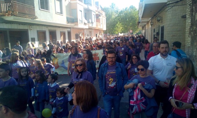 Pasacalle de Escola Valenciana en la primera trobada de 2018 en Rafelguaraf