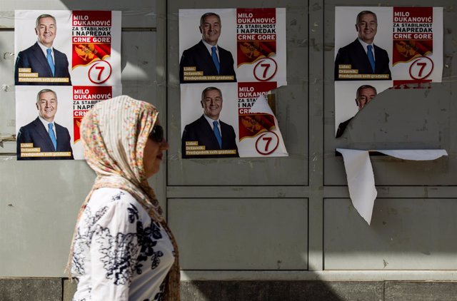Carteles electorales con la imagen del ex primer ministro Milo Djukanovic