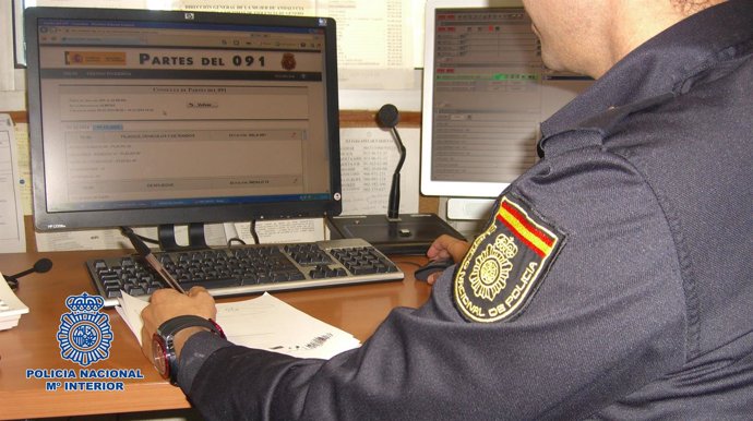 Policía trabajando con su ordenador.