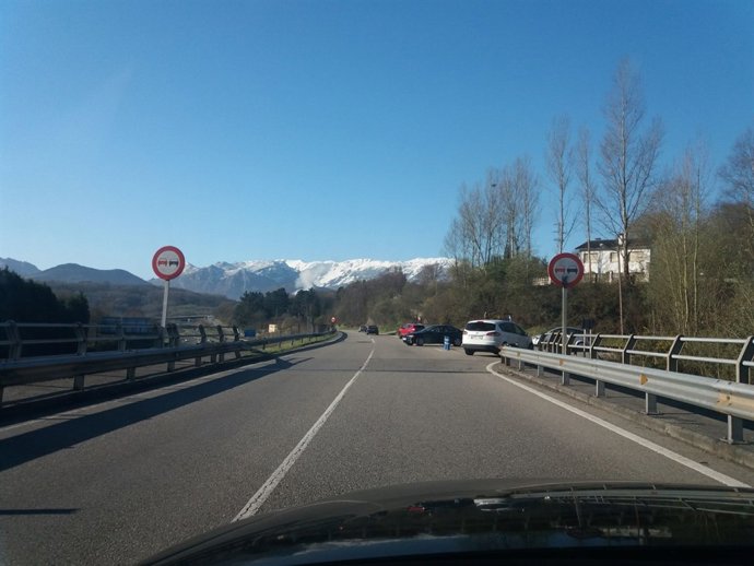 Cruce Centro Médico Oviedo, carreteras asturianas, tráfico, vehículos