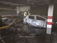 Cuatro personas afectadas y dos coches calcinados en el incendio de un garaje en Sevilla