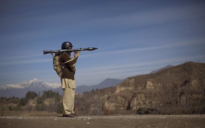 Un militar paquistaní en la frontera con Afganistán
